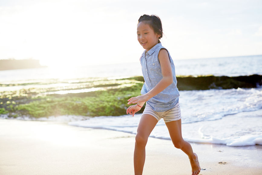 Asian Little Girl Playing Excited At The Seaside，during The Journey